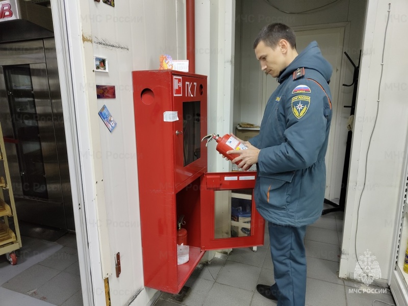 Сотрудники государственного пожарного надзора проводят профилактические визиты на предприятиях торговли